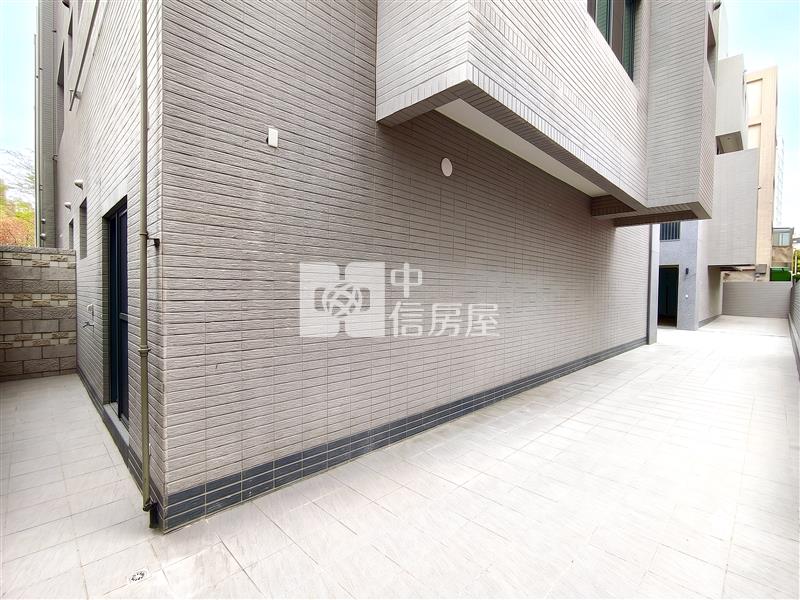 軍功全新大面寬三面採光電梯別墅房屋室內格局與周邊環境