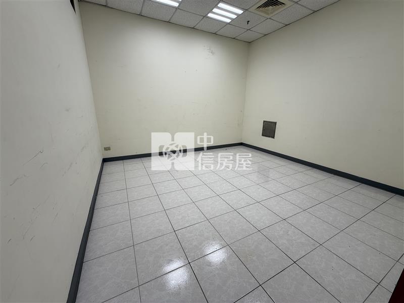 近桃園市府中山路旁大店面加辦公室房屋室內格局與周邊環境