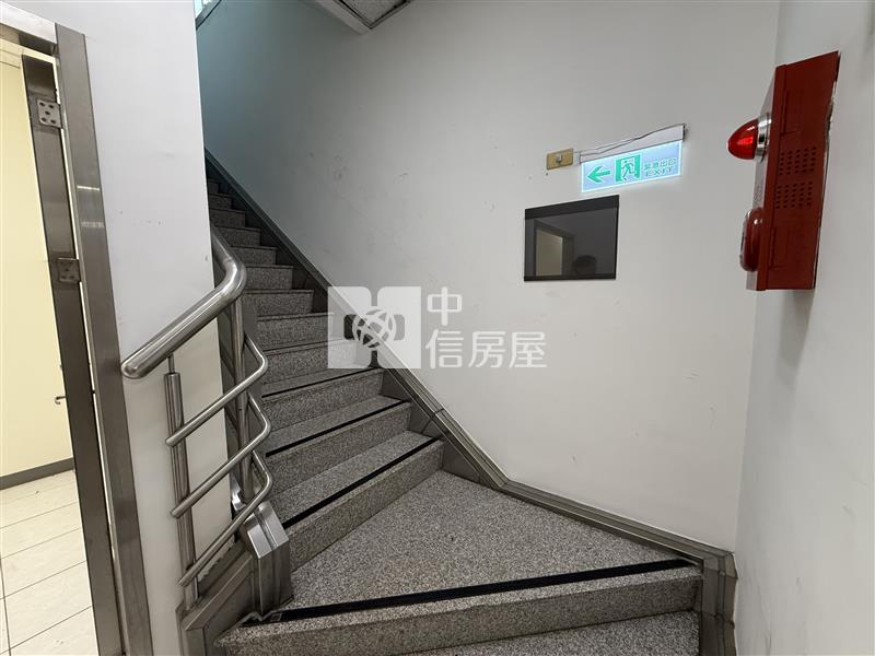 近桃園市府中山路旁大店面加辦公室房屋室內格局與周邊環境