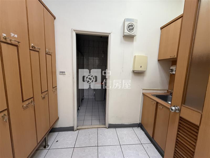 近桃園市府中山路旁大店面加辦公室房屋室內格局與周邊環境