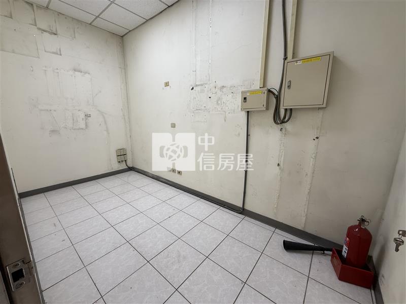 近桃園市府中山路旁大店面加辦公室房屋室內格局與周邊環境