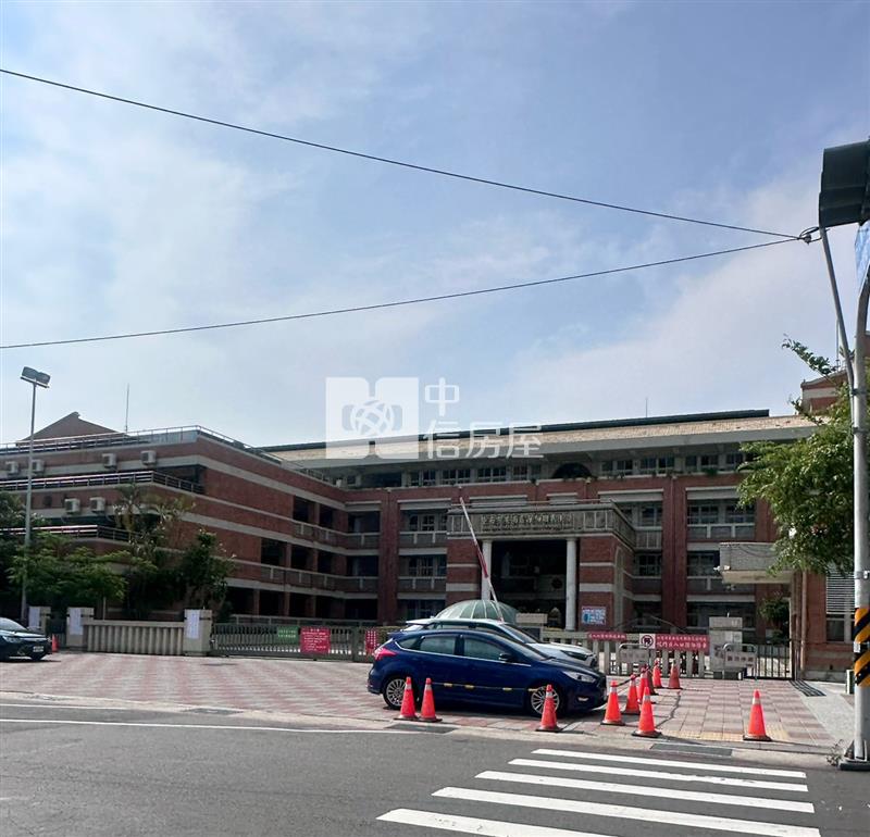 海佃國中大面寬朝南車庫透天房屋室內格局與周邊環境