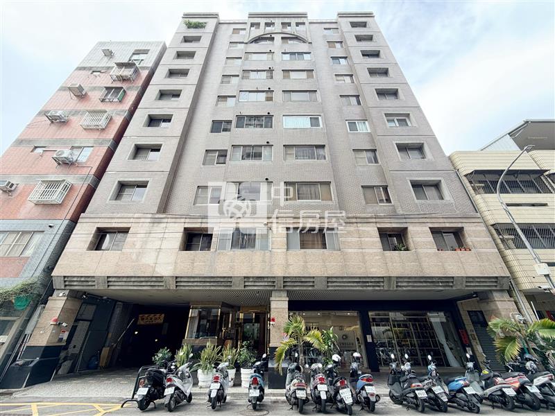 漢口國中寶璽皇冠3+1房車位房屋室內格局與周邊環境