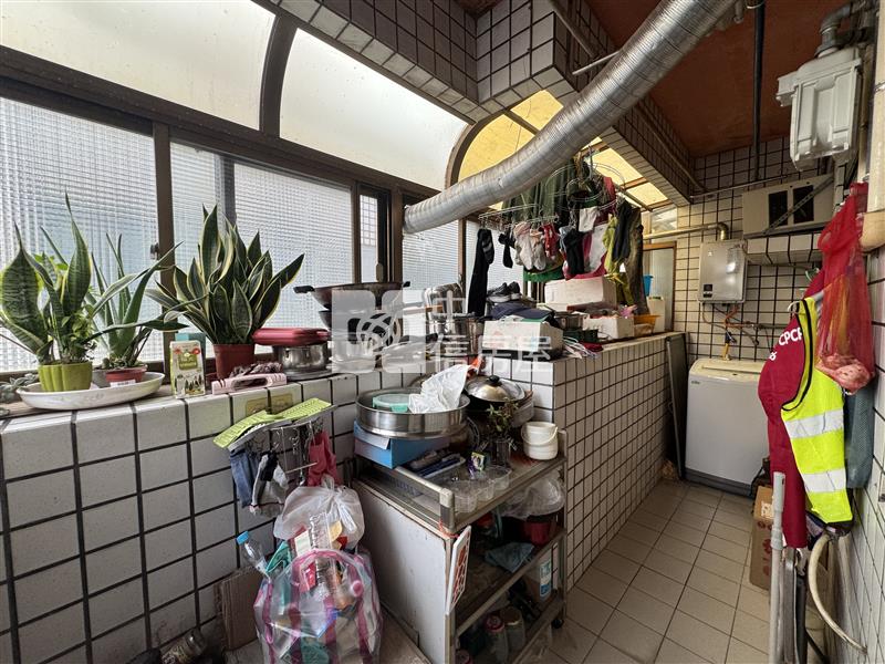 次高樓層三面採光電梯三房房屋室內格局與周邊環境
