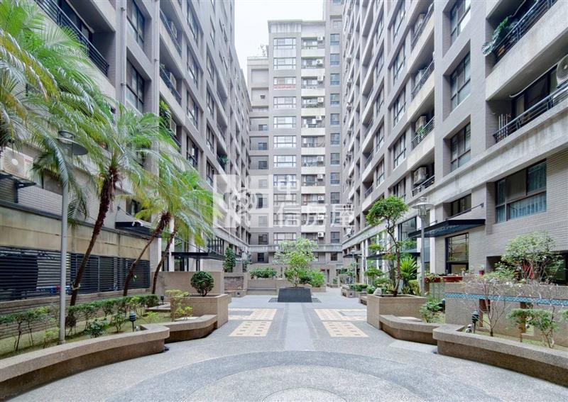 "台中"新光邊間面公園二房+車位房屋室內格局與周邊環境