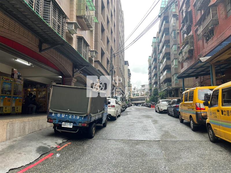 ◆三坑火車站旁停車倉庫房屋室內格局與周邊環境