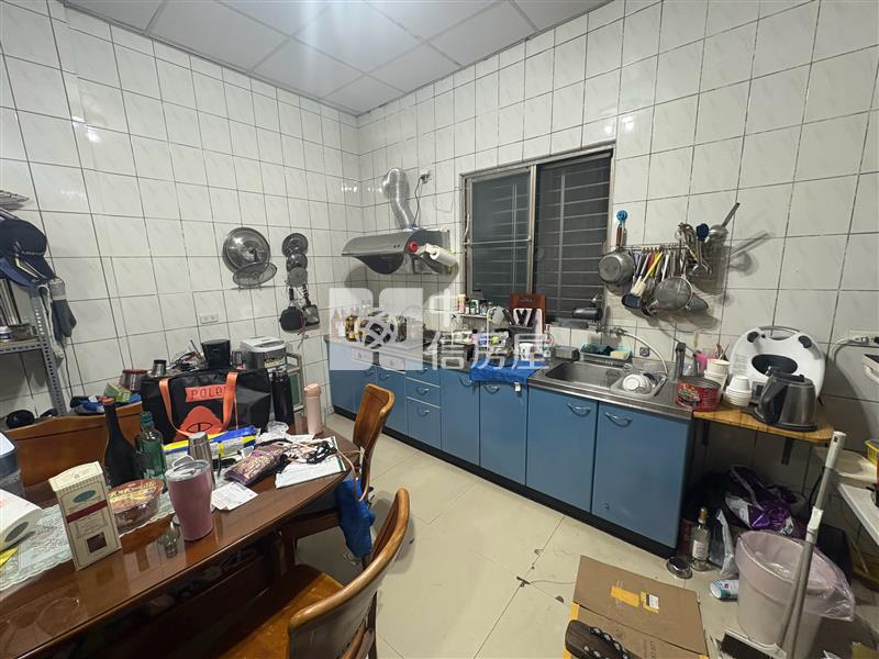 文心南路4房透天房屋室內格局與周邊環境