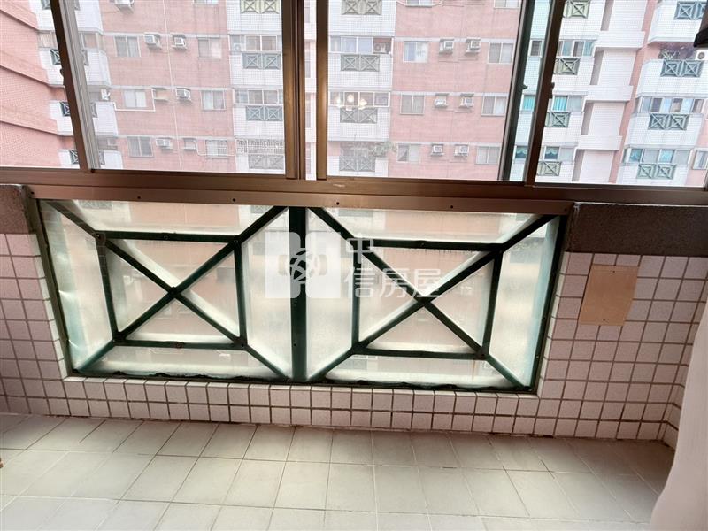 愛的世界漂亮裝潢三房車位(專任)房屋室內格局與周邊環境