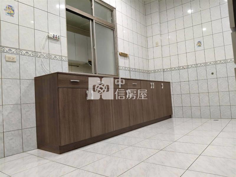 永靖市區大車庫別墅房屋室內格局與周邊環境