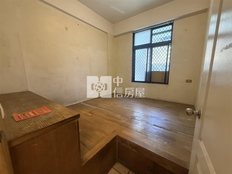 中興商圈大地坪前院停車透天房屋室內格局與周邊環境