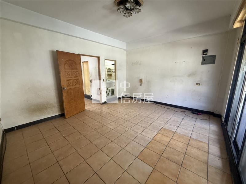 中興商圈大地坪前院停車透天房屋室內格局與周邊環境