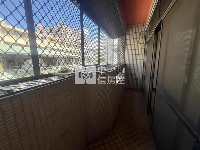 中興商圈大地坪前院停車透天房屋室內格局與周邊環境