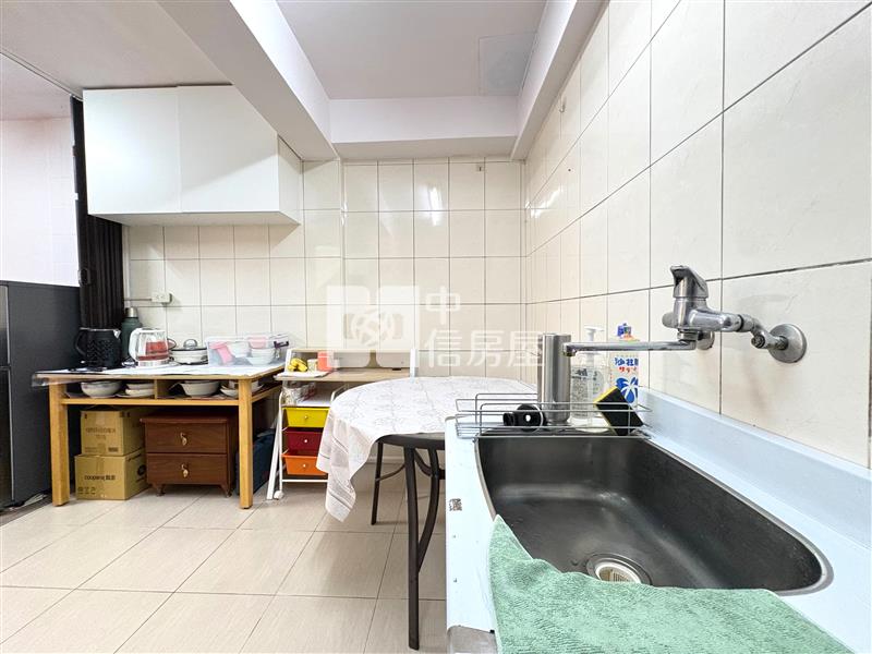 新平國小臨路透天房屋室內格局與周邊環境