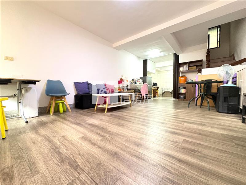 新平國小臨路透天房屋室內格局與周邊環境