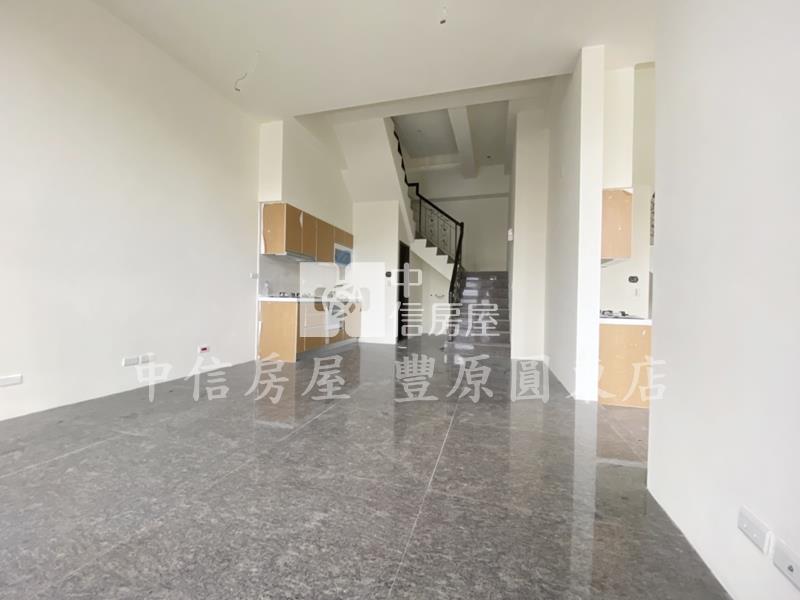 18米路4年新樓店房屋室內格局與周邊環境