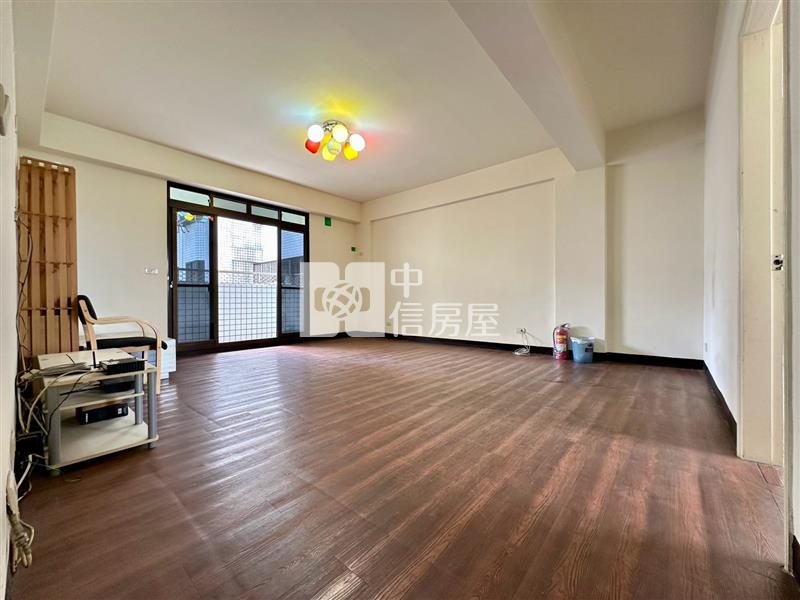 凡爾賽皇宮電梯三房房屋室內格局與周邊環境