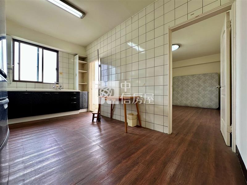 凡爾賽皇宮電梯三房房屋室內格局與周邊環境