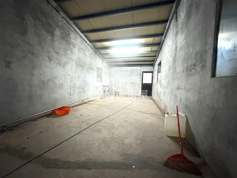 七堵泰安路透天騎樓可停車1-2樓房屋室內格局與周邊環境