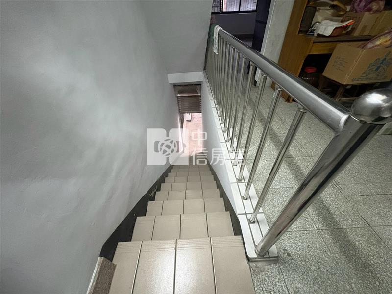 七堵泰安路透天騎樓可停車1-2樓房屋室內格局與周邊環境