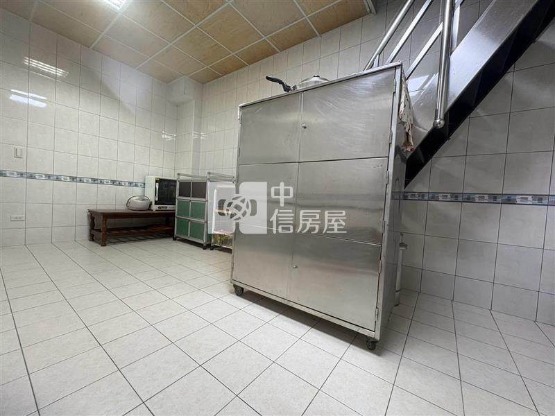七堵泰安路透天騎樓可停車1-2樓房屋室內格局與周邊環境