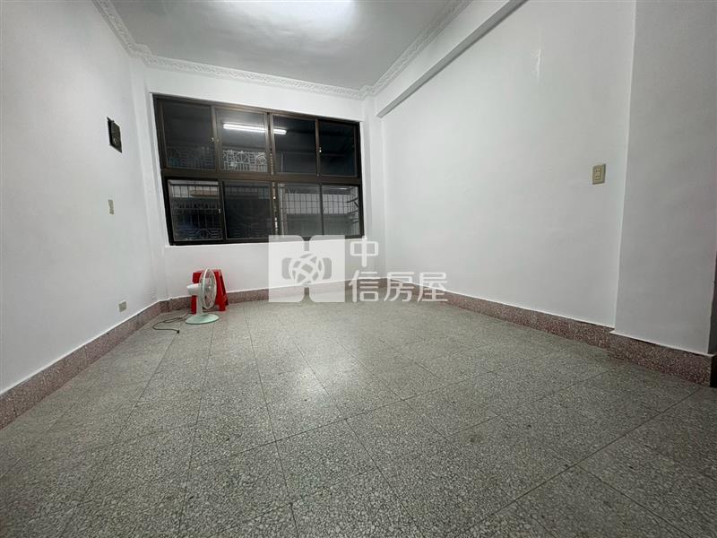 七堵泰安路透天騎樓可停車1-2樓房屋室內格局與周邊環境
