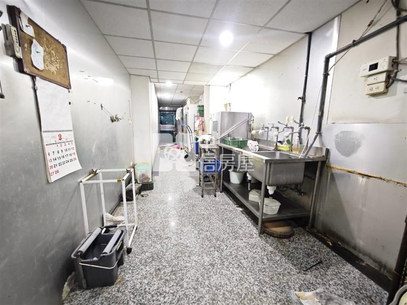 正文心南路大面寬金店面房屋室內格局與周邊環境