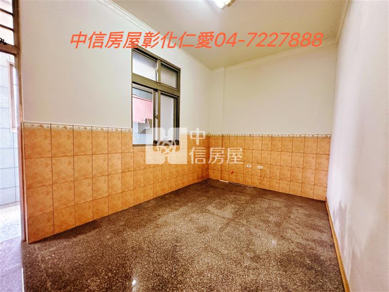 秀水大面寬車位透天房屋室內格局與周邊環境