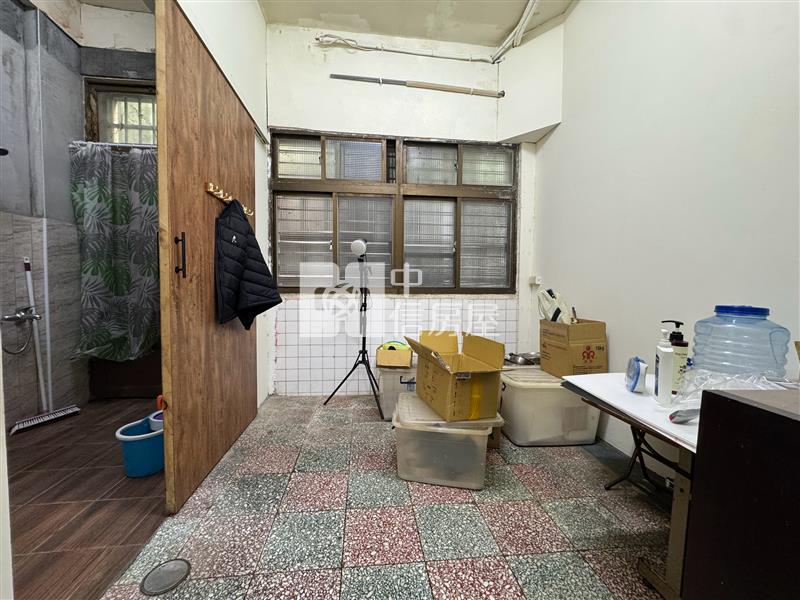大里正中興路軟體園區黃金透店房屋室內格局與周邊環境