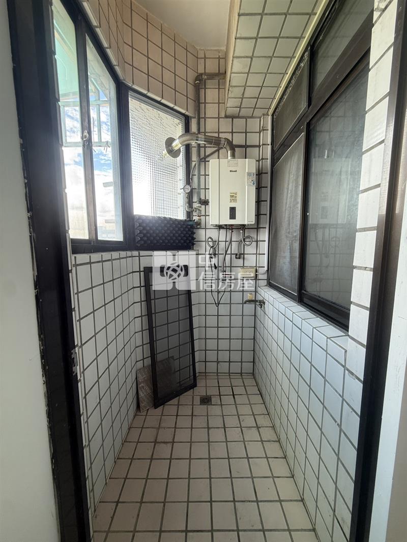 中興大學旁忠孝商圈室內42坪3+1房車位房屋室內格局與周邊環境