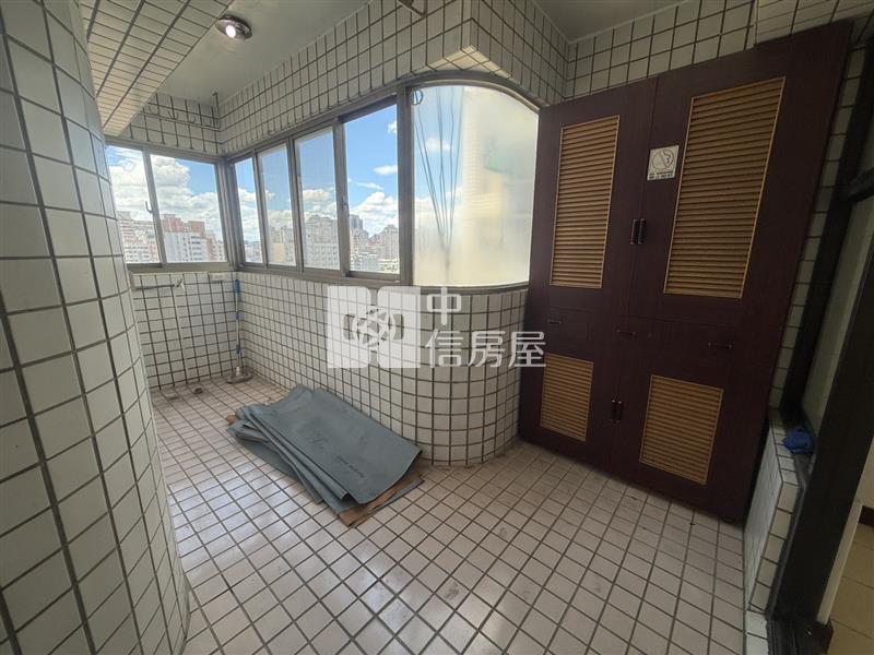 中興大學旁忠孝商圈室內42坪3+1房車位房屋室內格局與周邊環境