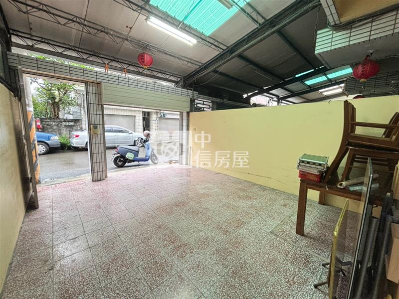 成功商圈臨路前院停車美透天房屋室內格局與周邊環境