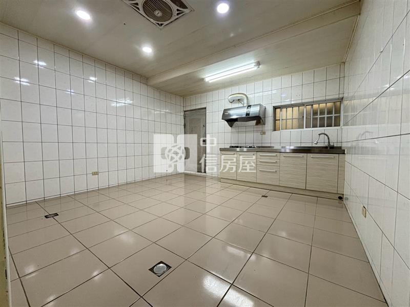 成功商圈臨路前院停車美透天房屋室內格局與周邊環境
