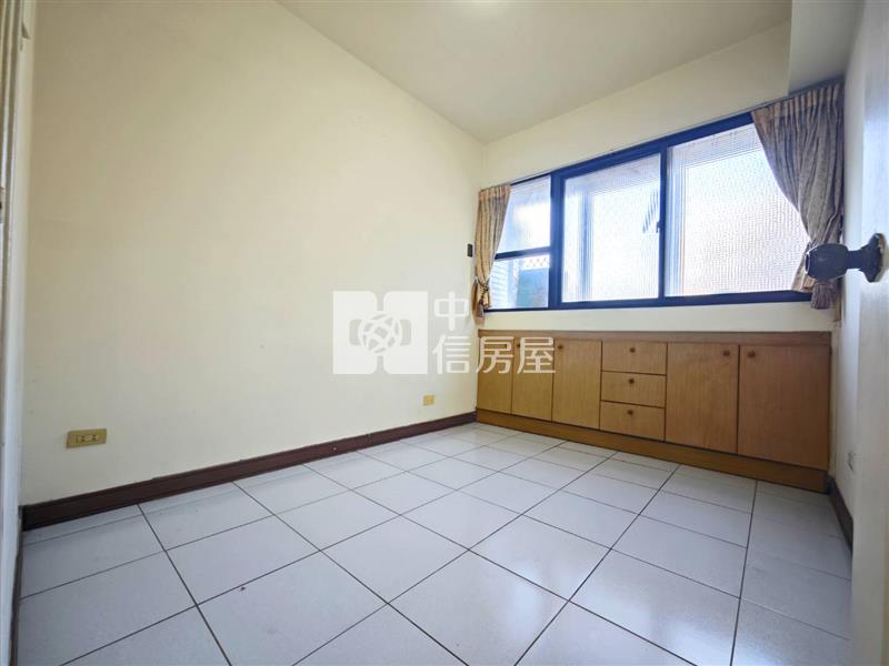 大里陽光低總價三房兩衛+車位房屋室內格局與周邊環境