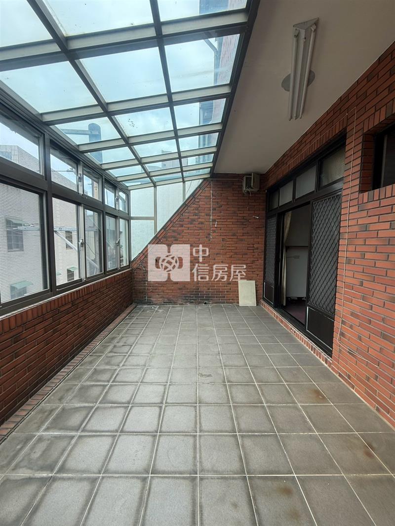 大面寬室內車庫/5房雙陽台/活巷透天房屋室內格局與周邊環境