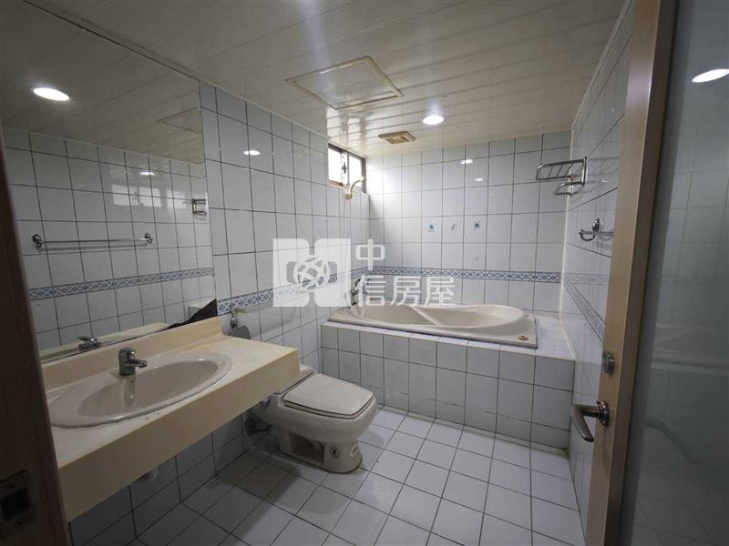 世紀宮廷朝南大四+1房車房屋室內格局與周邊環境
