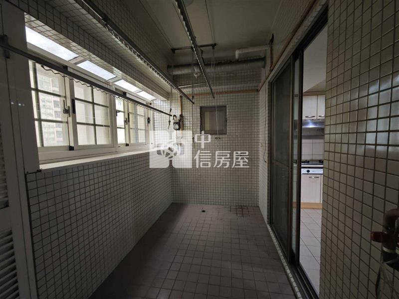 世紀宮廷朝南大四+1房車房屋室內格局與周邊環境