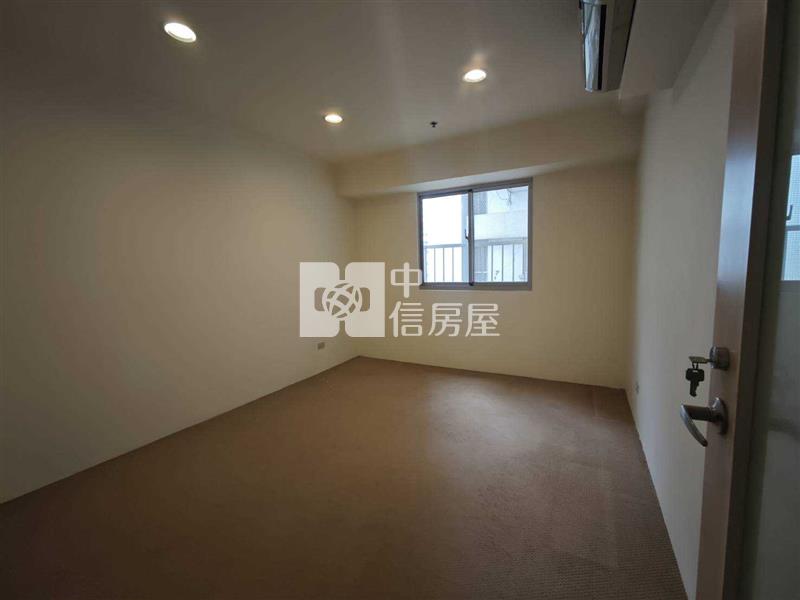 世紀宮廷朝南大四+1房車房屋室內格局與周邊環境