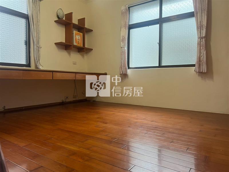 大面寬三車庫庭院別墅房屋室內格局與周邊環境