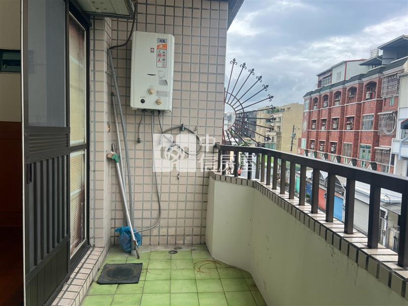 大面寬三車庫庭院別墅房屋室內格局與周邊環境