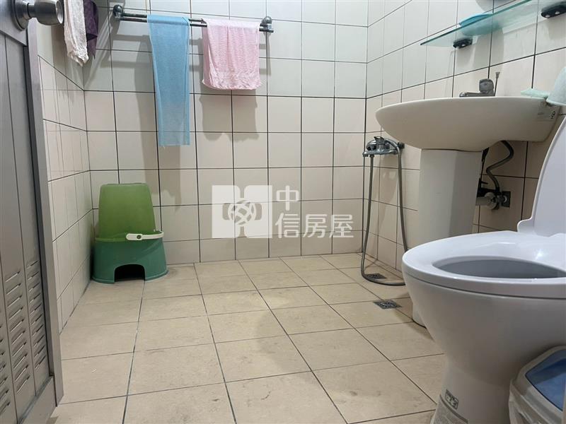 大面寬三車庫庭院別墅房屋室內格局與周邊環境