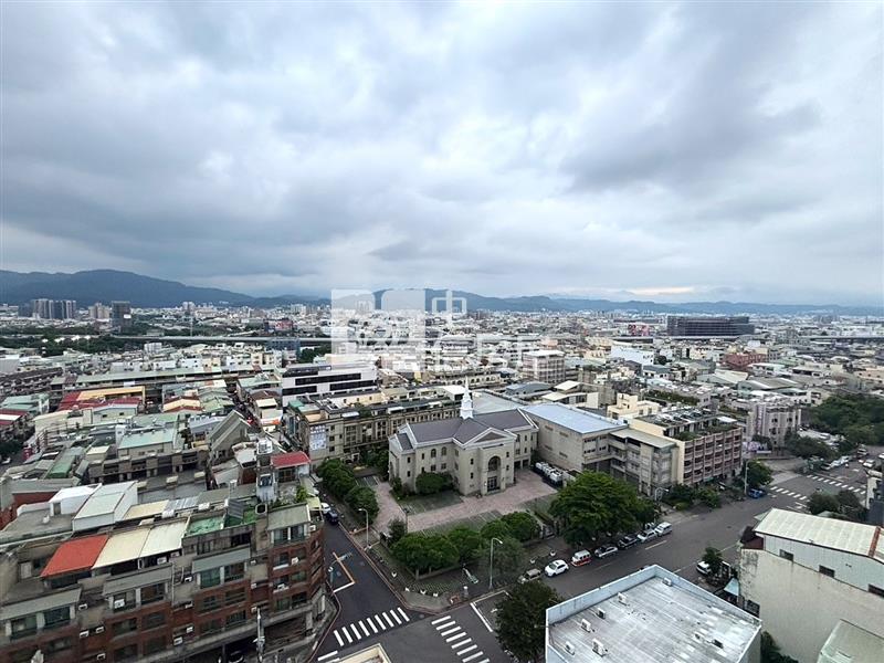 東區全新高樓層平車永久棟距房屋室內格局與周邊環境