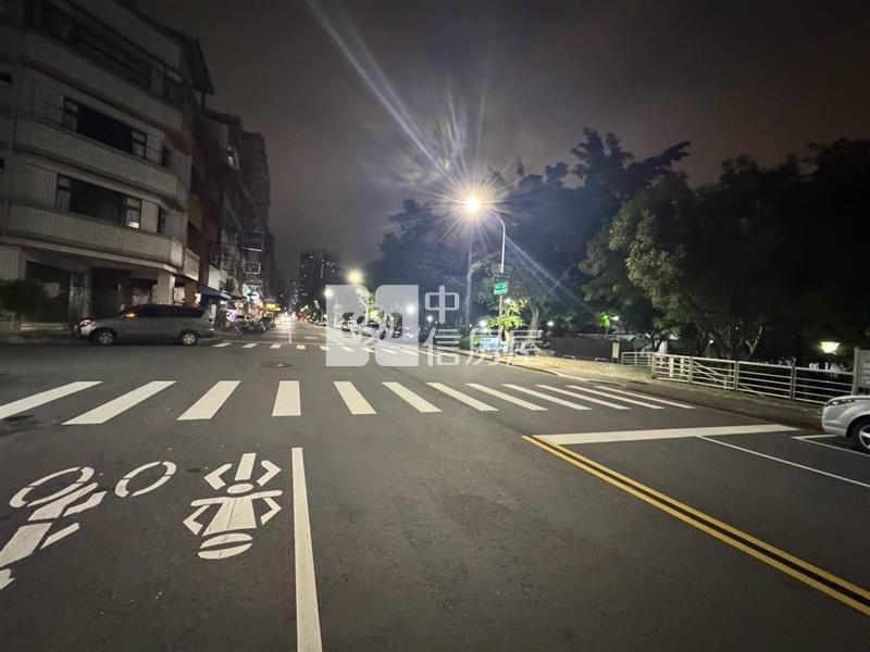 西屯世貿中心雙臨路角地房屋室內格局與周邊環境