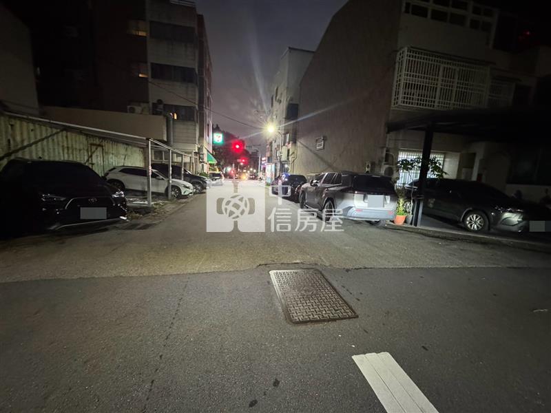 西屯世貿中心雙臨路角地房屋室內格局與周邊環境