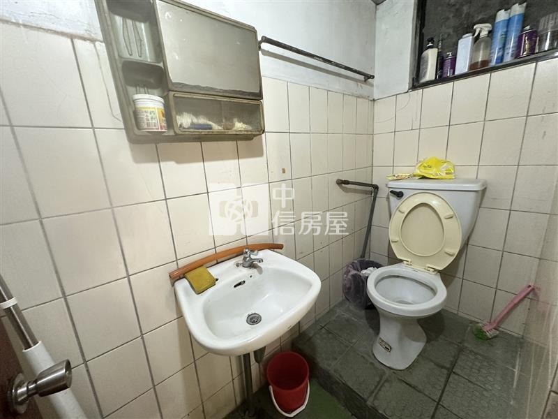 體育園區前院停車大地坪透天房屋室內格局與周邊環境