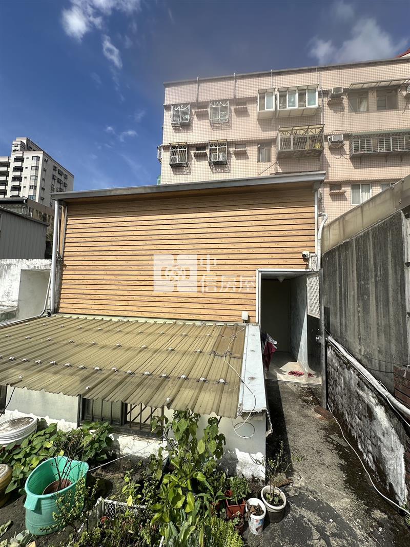 體育園區前院停車大地坪透天房屋室內格局與周邊環境