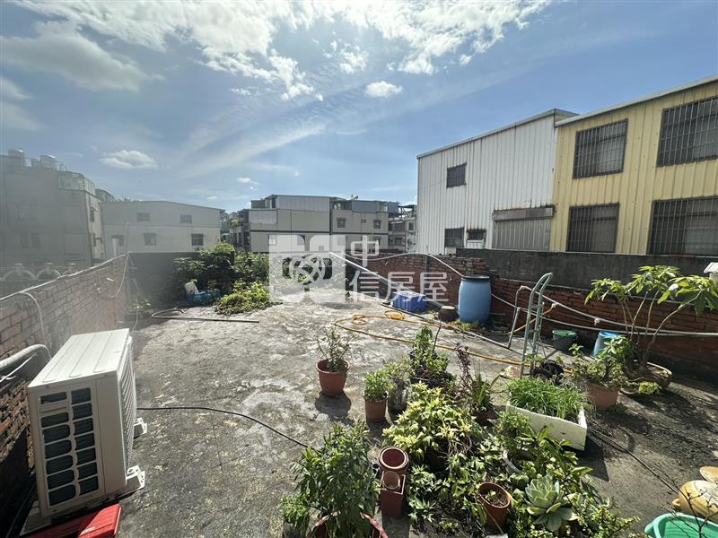 體育園區前院停車大地坪透天房屋室內格局與周邊環境