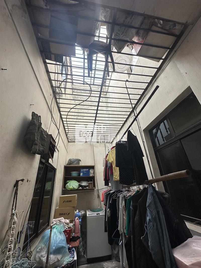 體育園區前院停車大地坪透天房屋室內格局與周邊環境