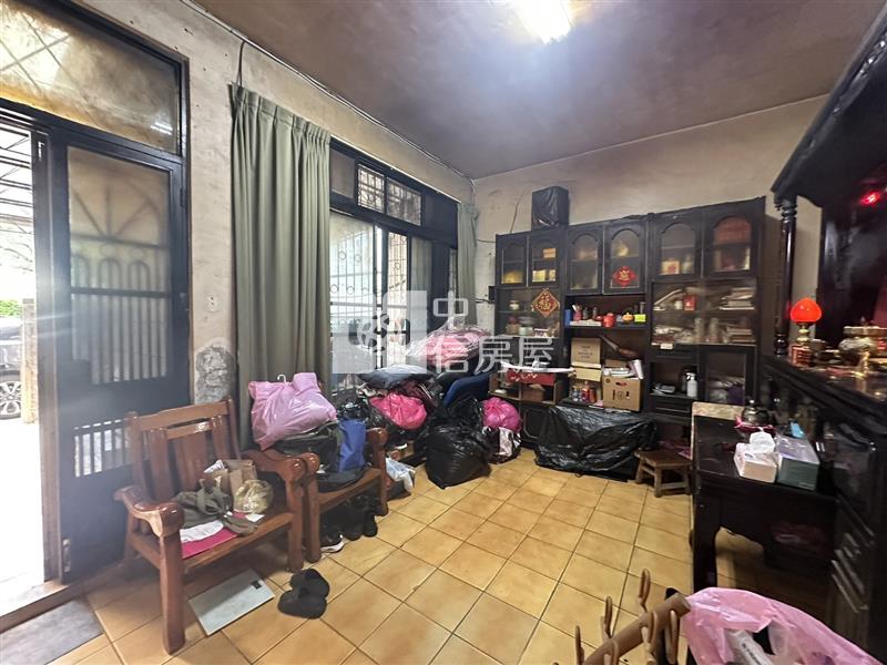 體育園區前院停車大地坪透天房屋室內格局與周邊環境