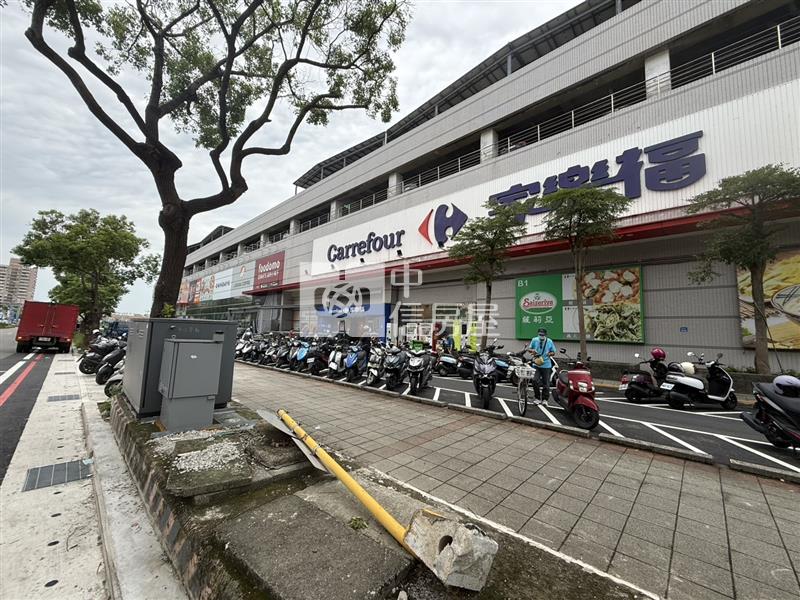 中壢車站家樂福 稀有大面寬車庫停車美透天房屋室內格局與周邊環境