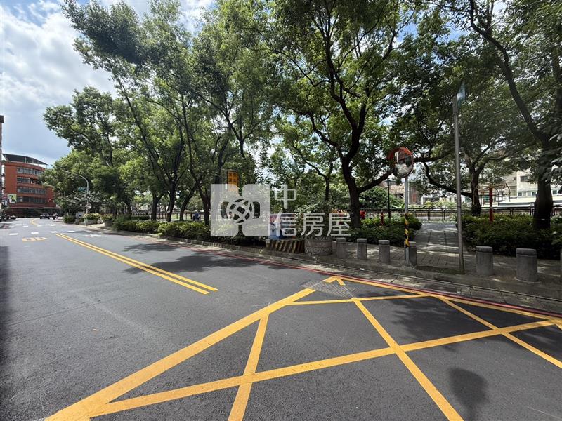 中壢車站家樂福 稀有大面寬車庫停車美透天房屋室內格局與周邊環境